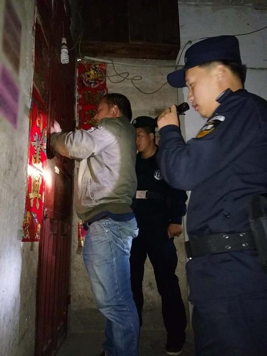 漳州粗心妈妈误将幼女锁家中 